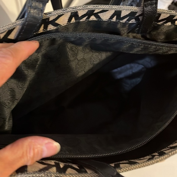 MICHAEL KORS JET SET BEIGE/BLACK SIGNATURE CANVAS AND LEATHER LOGO TOTE BAG - Picture 12 of 12